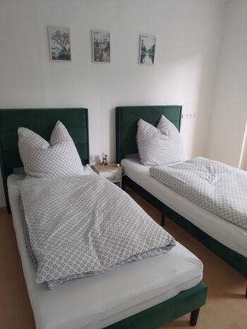 Schlafzimmer mit zwei Einzelbetten