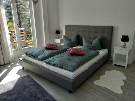 Schlafzimmer mit Doppelbett und toller Aussicht