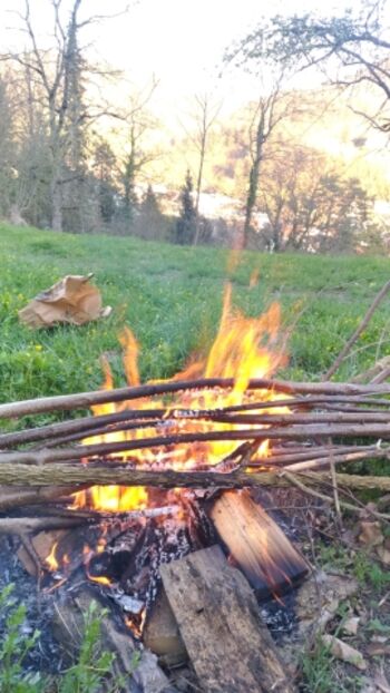 Lagerfeuer auf der Wiese