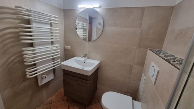 Bad, moderner Waschtisch mit Spiegel