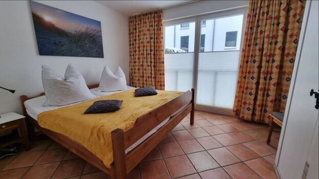 1. Schlafzimmer mit Zugang zur Terrasse