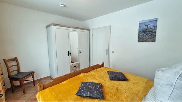 Schlafzimmer mit Doppelbett