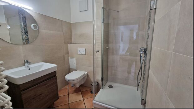 Bad mit Dusche und WC