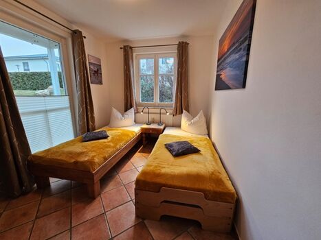 2. Schlafzimmer:  2 Einzelbetten extra aufgestellbar