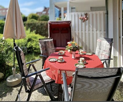 Terrasse mit Strandkorb und Esstisch