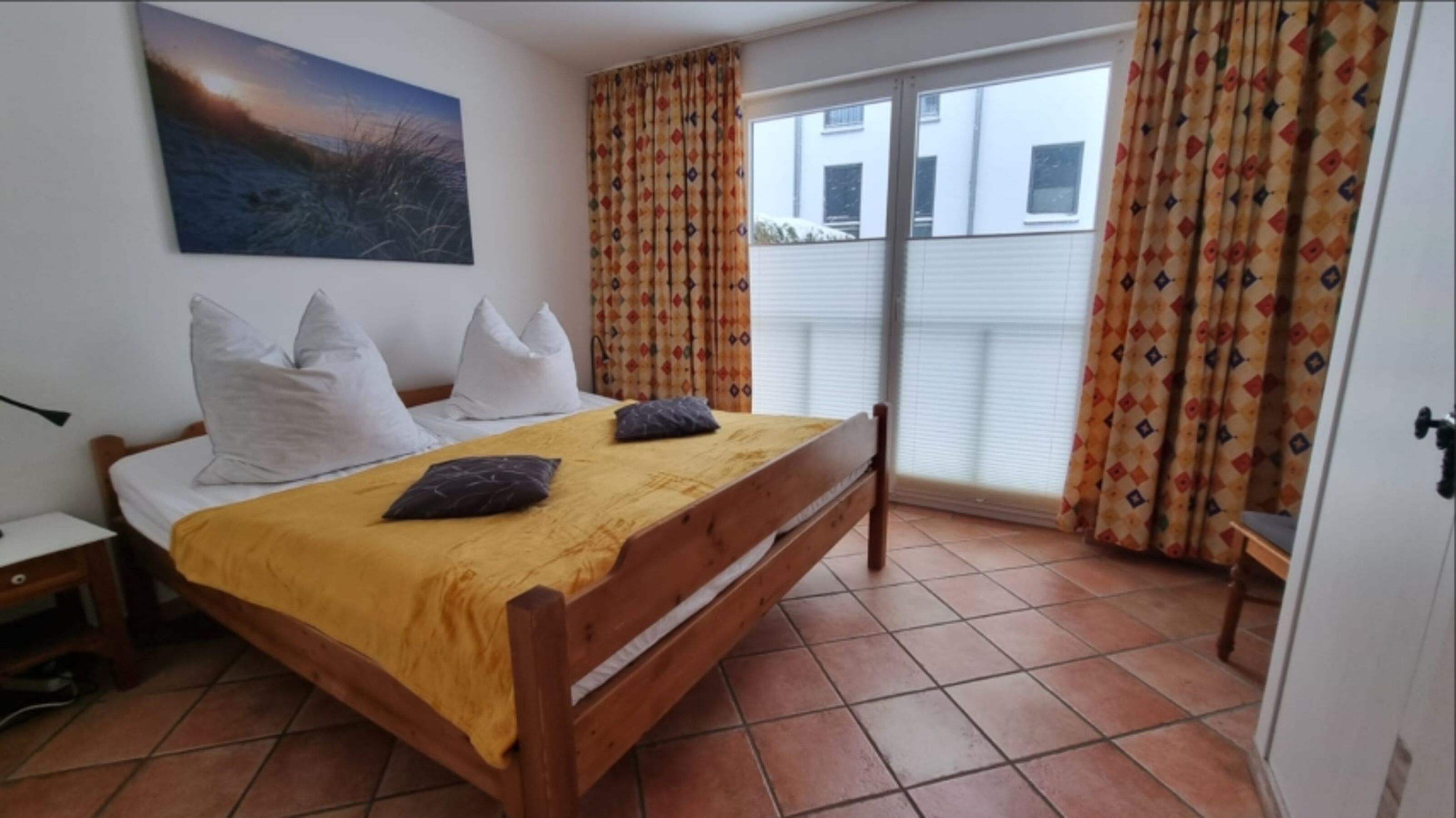 1. Schlafzimmer mit Zugang zur Terrasse