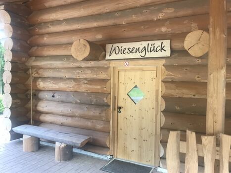 Eingang Almhütte "Wiesenglück"