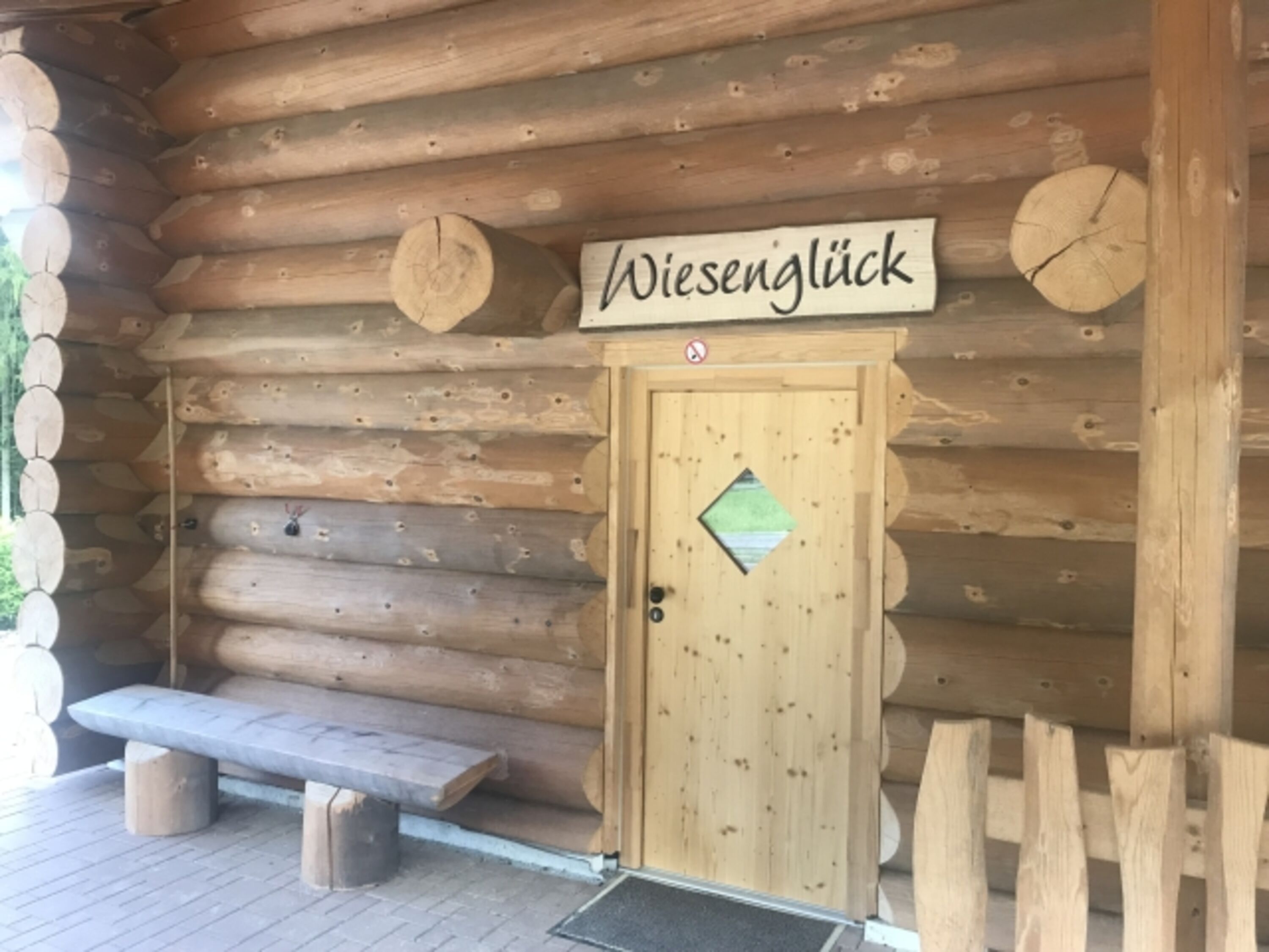 Eingang Almhütte "Wiesenglück"