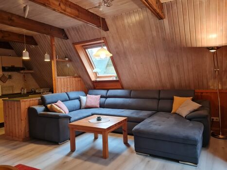 Wohnzimmer mit Blick Richtung Küche