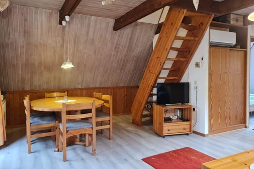 Esszimmer mit Treppe nach oben