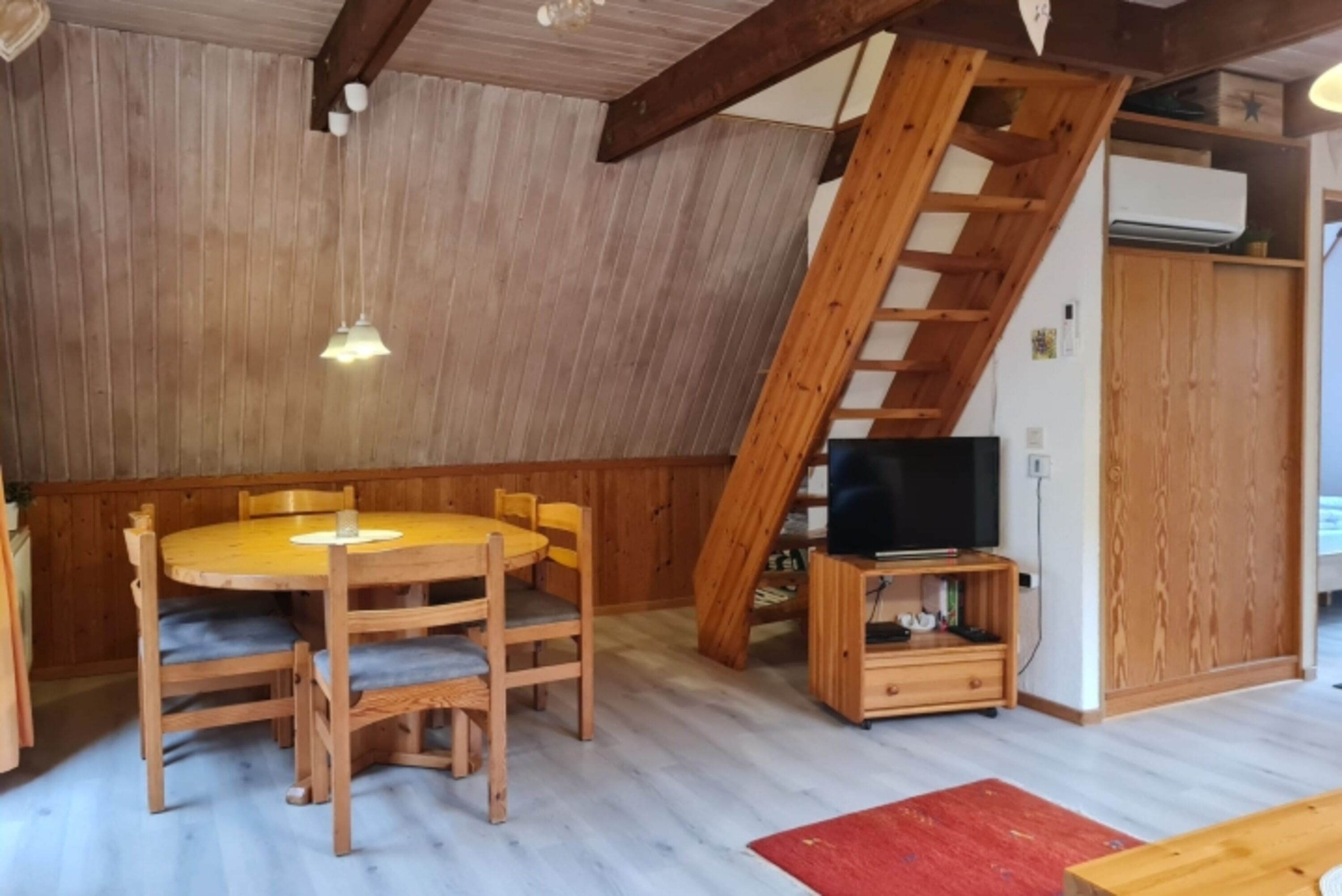 Esszimmer mit Treppe nach oben