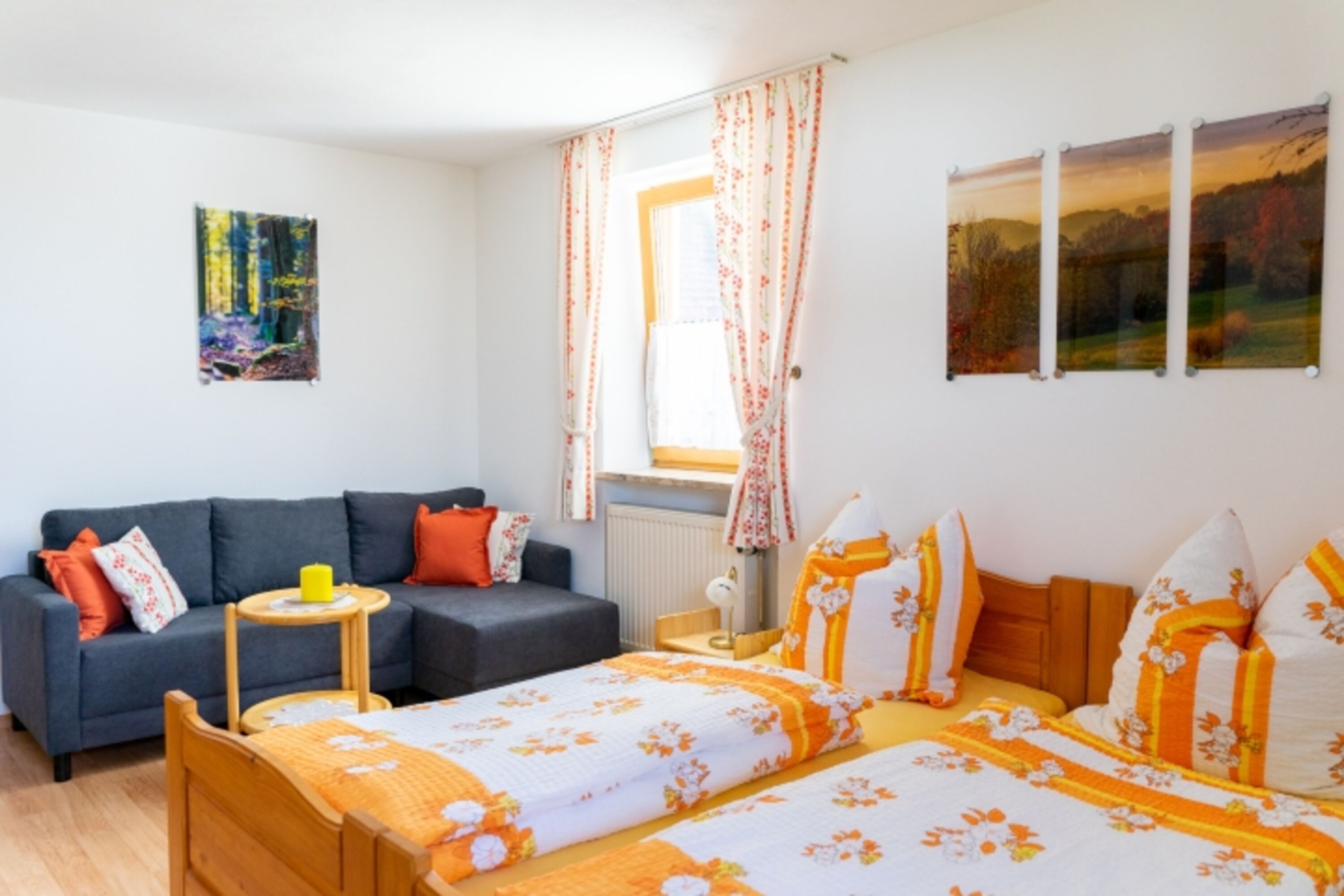 Schlafzimmer mit Fernsehcouch