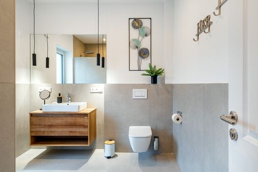 zweites Tageslichtbad mit ebenerdiger Dusche