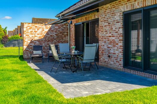 eingezäunter Garten mit großer Terrasse 