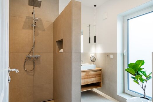 Badezimmer en Suite mit ebenerdiger Dusche