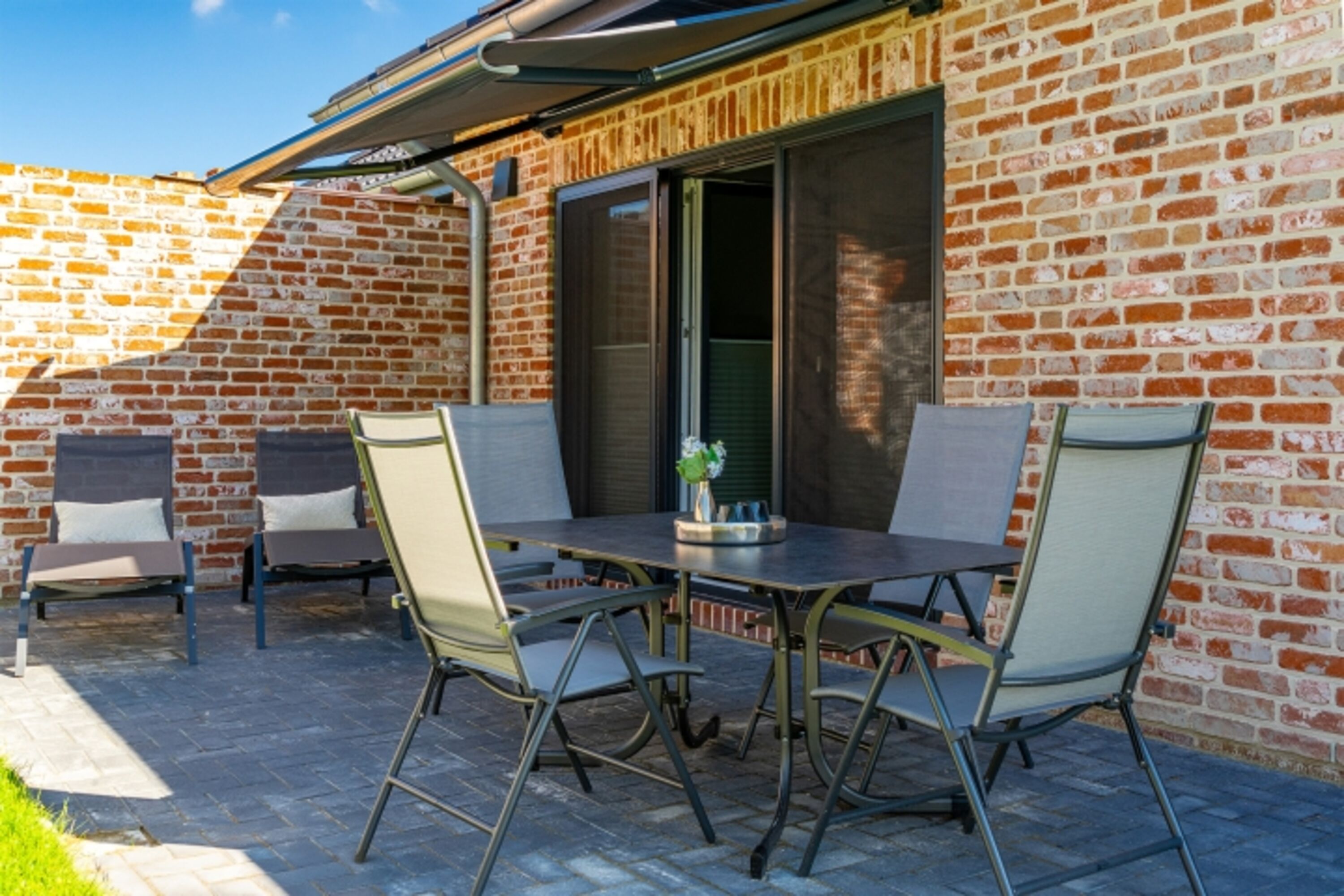 große möbilierte Terrasse mit Markise
