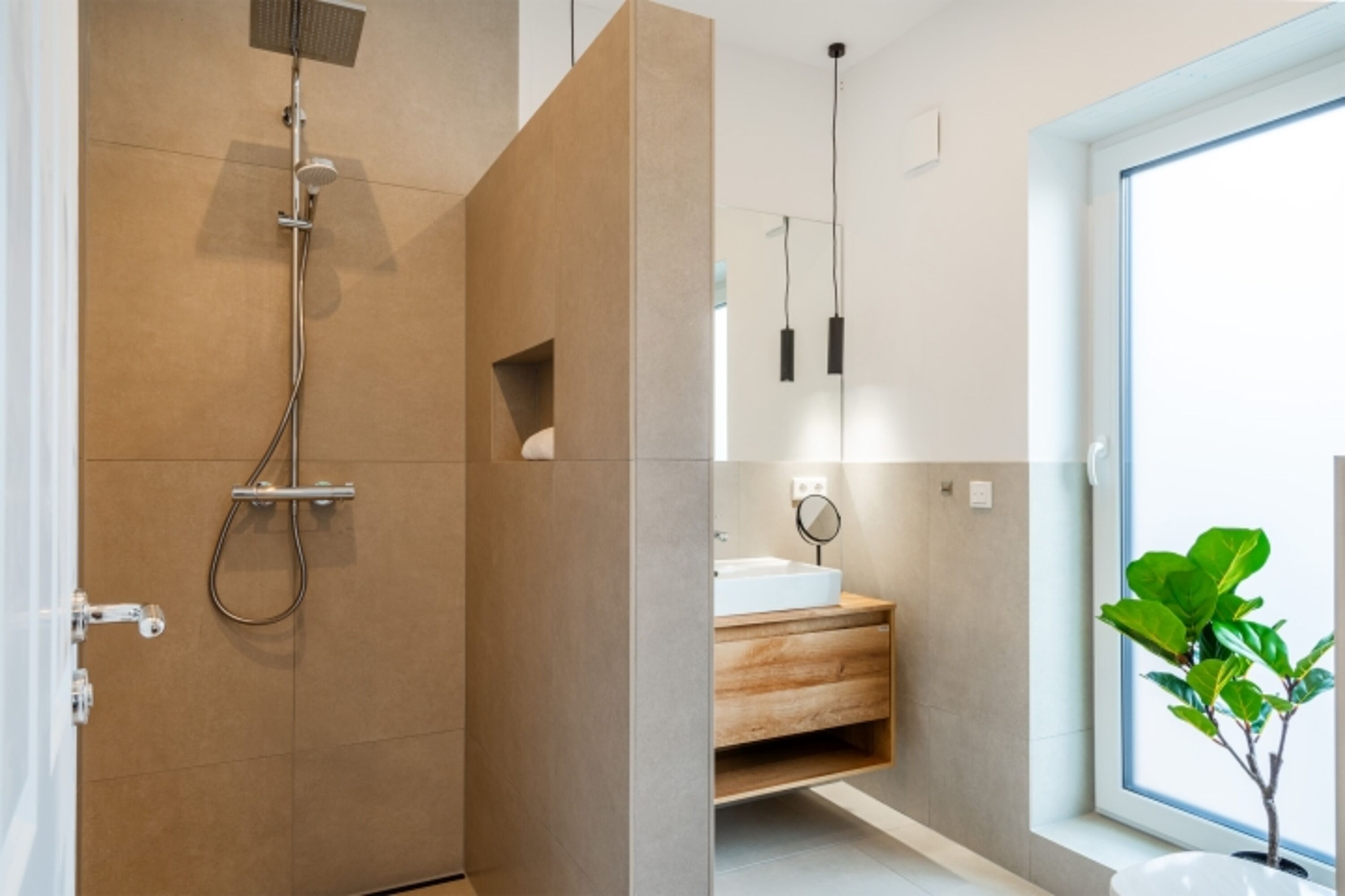 Badezimmer en Suite mit ebenerdiger Dusche