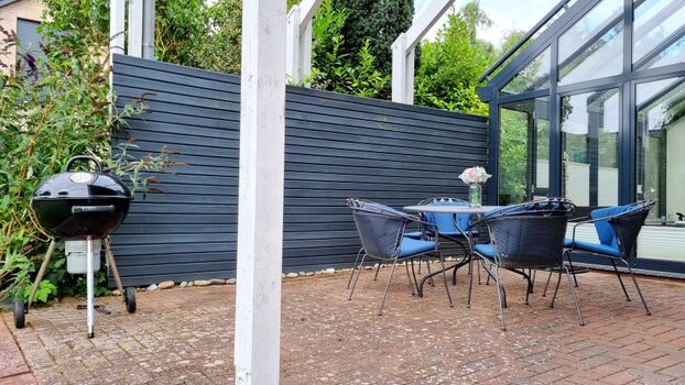 Sitzbereich mit Grill auf der Terrasse