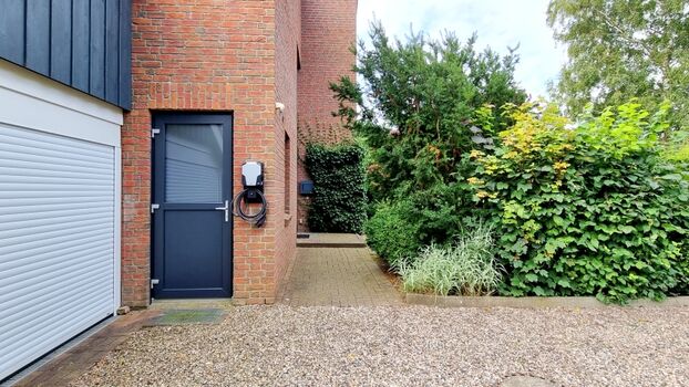 Frontansicht des Ferienhauses mit Wallbox und Garage