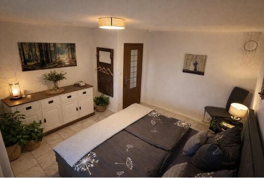 Schlafzimmer mit modernen Boxspringbett