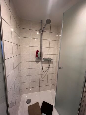  Dusche mit Duschtür