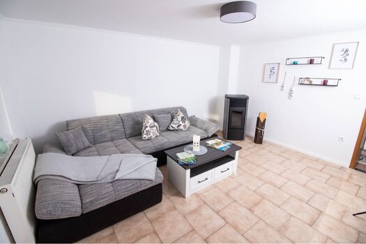 Schöne hochwertige Couch mit Pelletofen