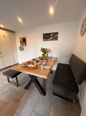 Essbereich in der Küche inklusive Fernseher