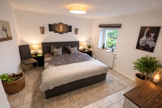 Schlafzimmer 1 Etage modernes neues Boxspringbett.