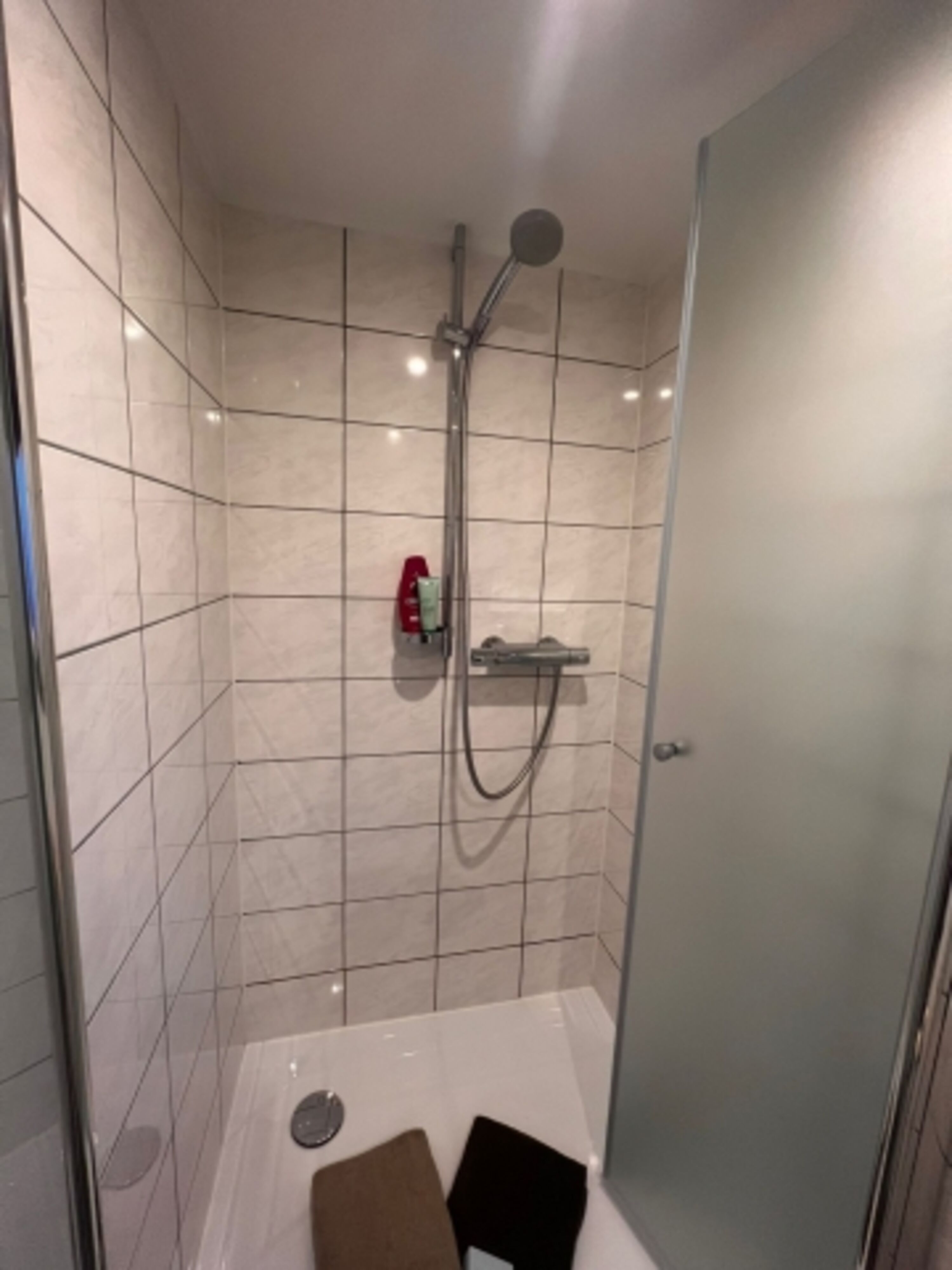 Dusche mit Duschtür