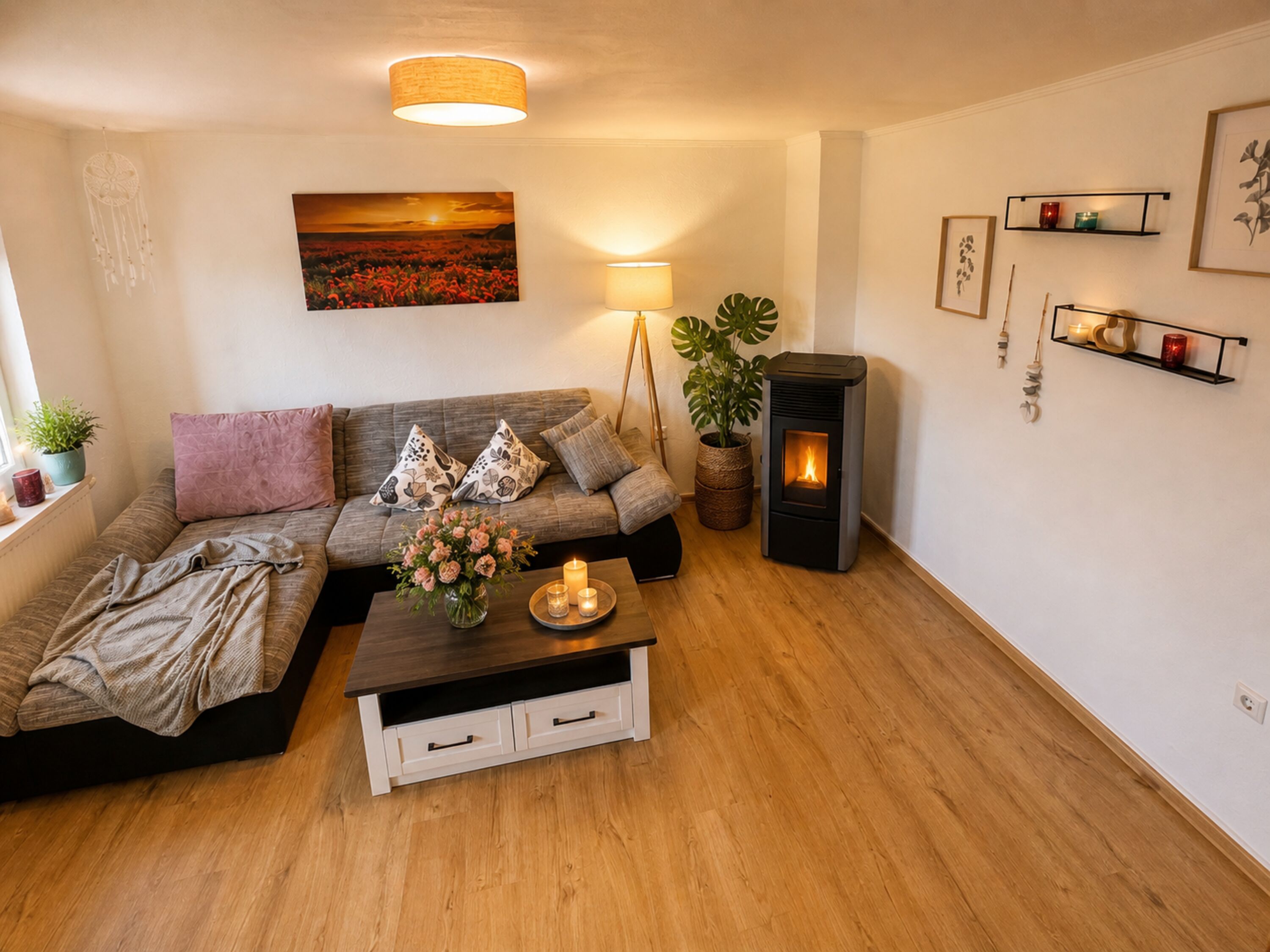 Gemütliches Wohnzimmer mit großer Couch
