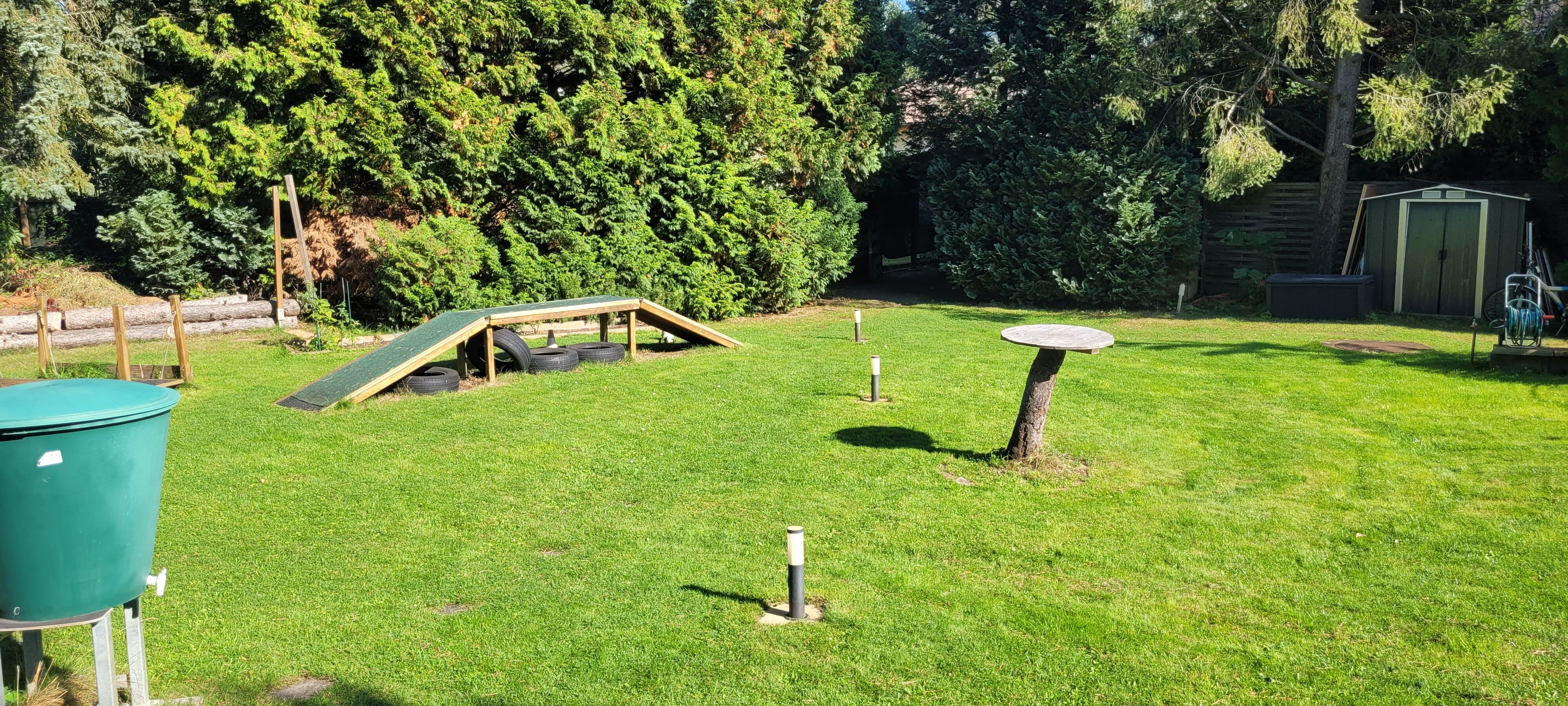 Garten mit Agility Geräten