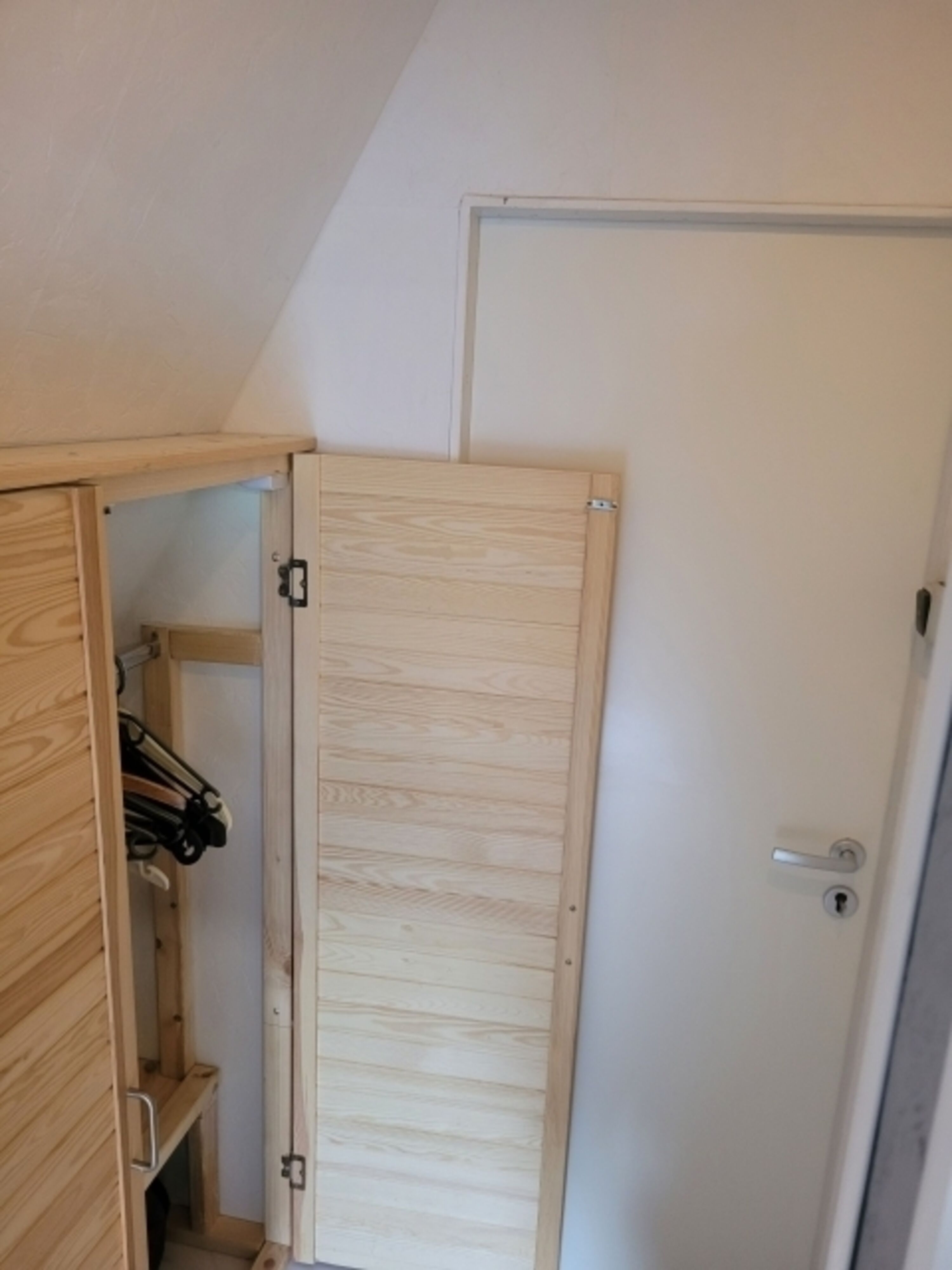 Einbauschrank vor dem Bad