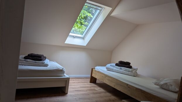 Schlafzimmer 2 OG Links