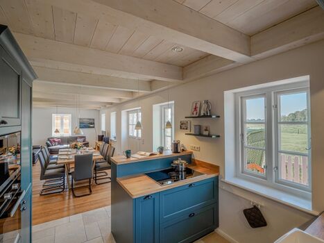 Blick aus der Küche in den Wohn-Eßbereich