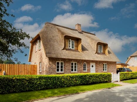 Wunderschönes neues Reetdachhaus mit Sauna auf Pellworm