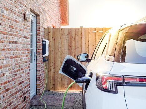 e-Ladestation am Nebeneingang