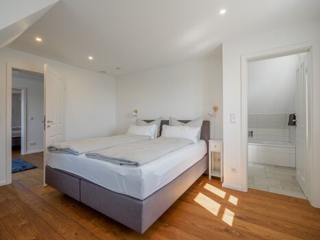 Zwei Schlafzimmer OG mit Bad en Suite