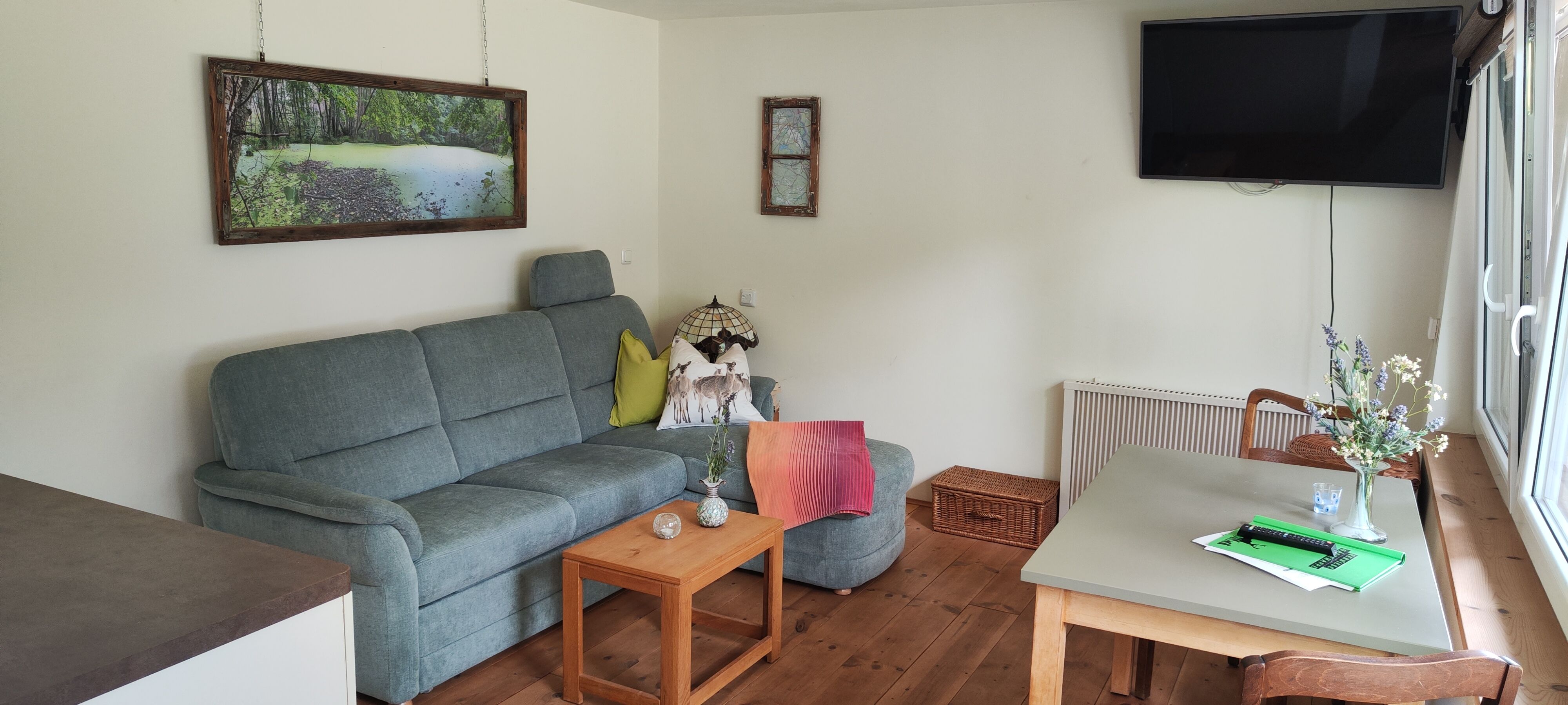 Wohnbereich mit bequemer Couch