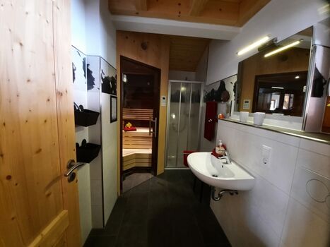 Bad Erdgeschoss mit Sauna