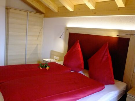 Schlafzimmer mit Doppelbett