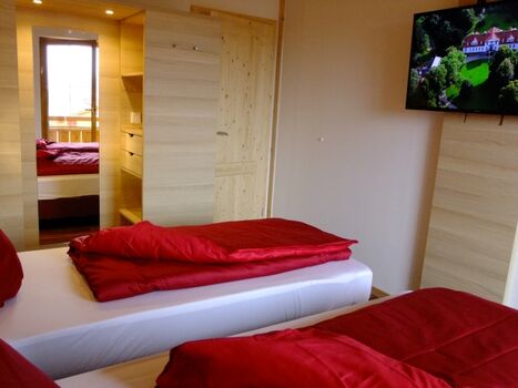 Schlafzimmer mit 2 Betten und TV