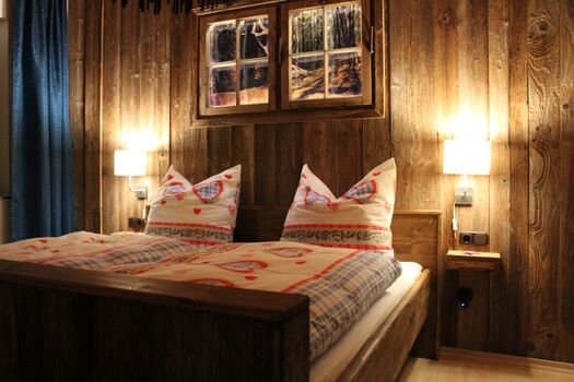 Schlafzimmer aus antiken Scheunenbrettern