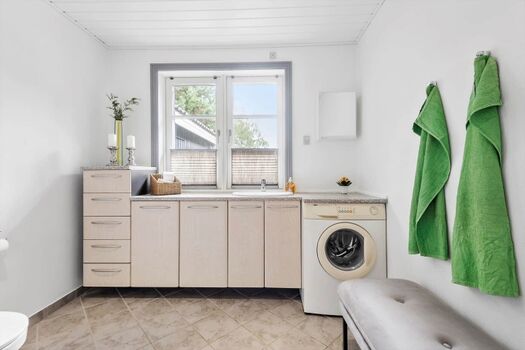 Badezimmer mit Dusche und Waschmaschine