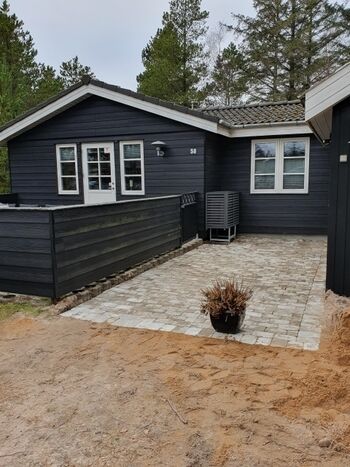 Geschlossene Terrasse mit Fliesen und Tor