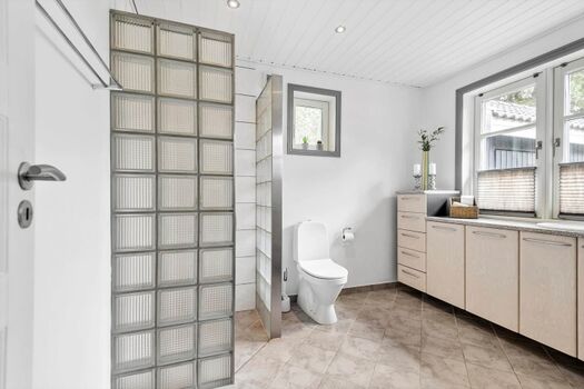 Badezimmer mit Dusche und Waschmaschine