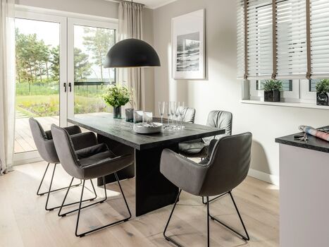 Essbereich mit Blick in den Garten