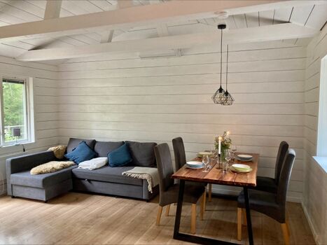 Schlafsofa und Essbereich