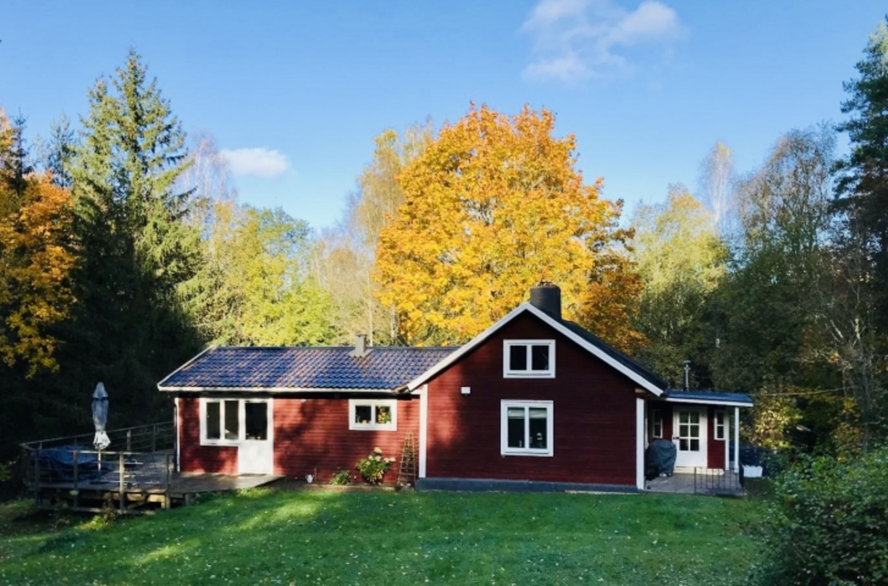 Unser rotes charmantes Holzhaus mit umlaufender Terrasse
