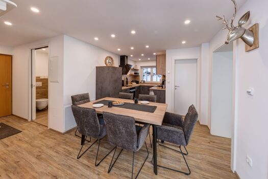 Zentraler Essbereich an die Küche angeschlossen