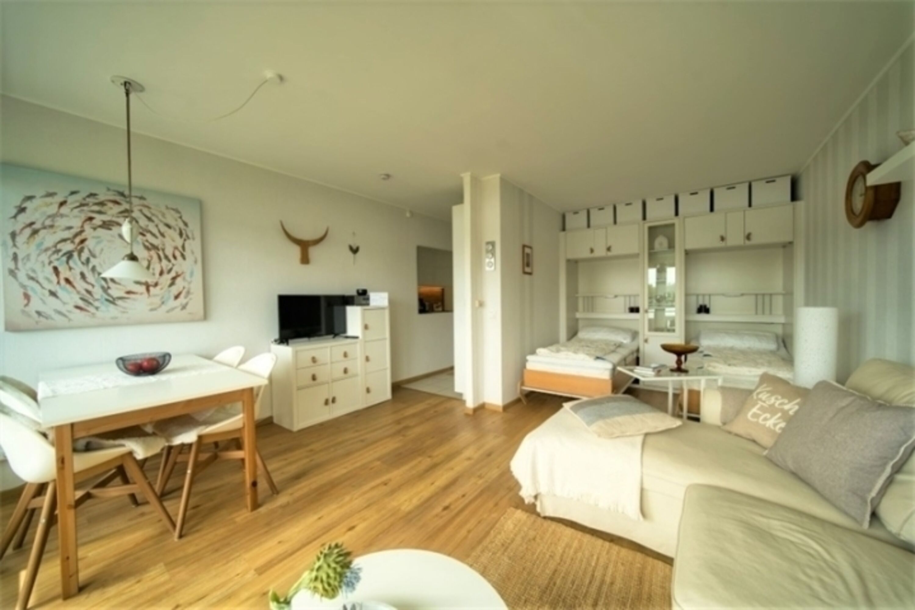 Das helle und sonnige Wohnzimmer unserer Wohnung Strandläufer